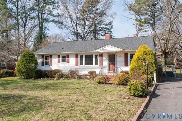 a view of a house with a yard