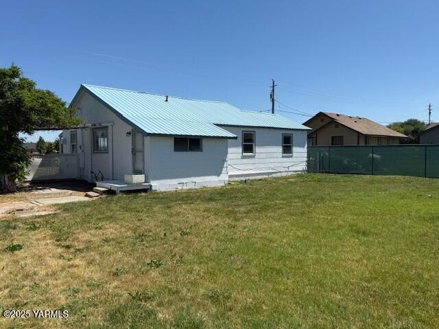 402 Rivard Road South Moxee, WA 98936 - Photo 3 of 9 a front view of house with yard