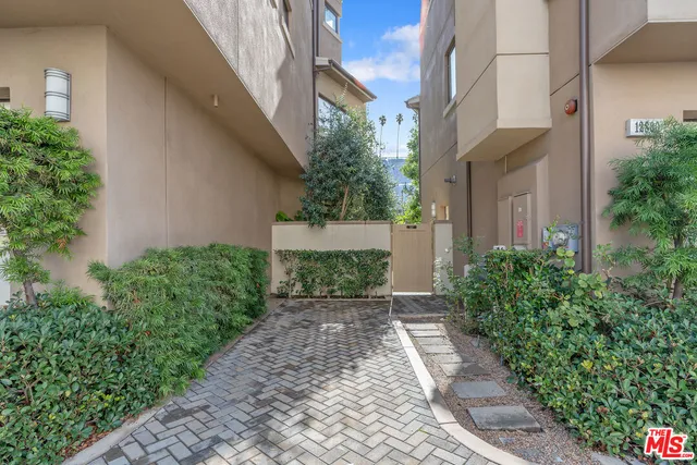 $10,990 | 12860 South Seaglass Circle, Los Angeles, CA 90094