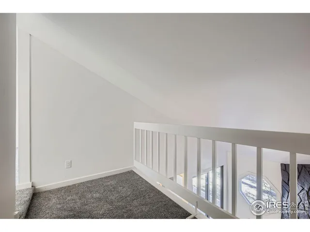 a view of entryway with window