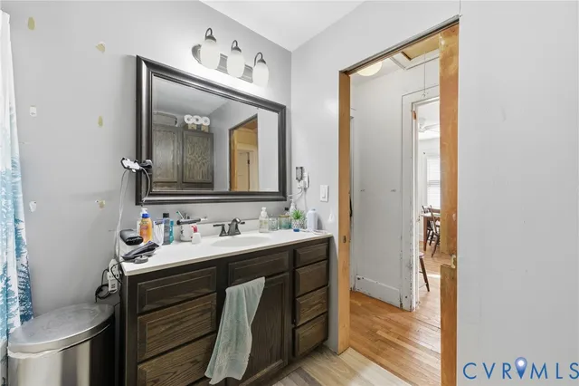 a en suite bathroom with a double vanity sink and a mirror