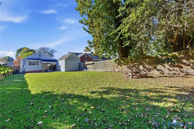a view of house with a yard