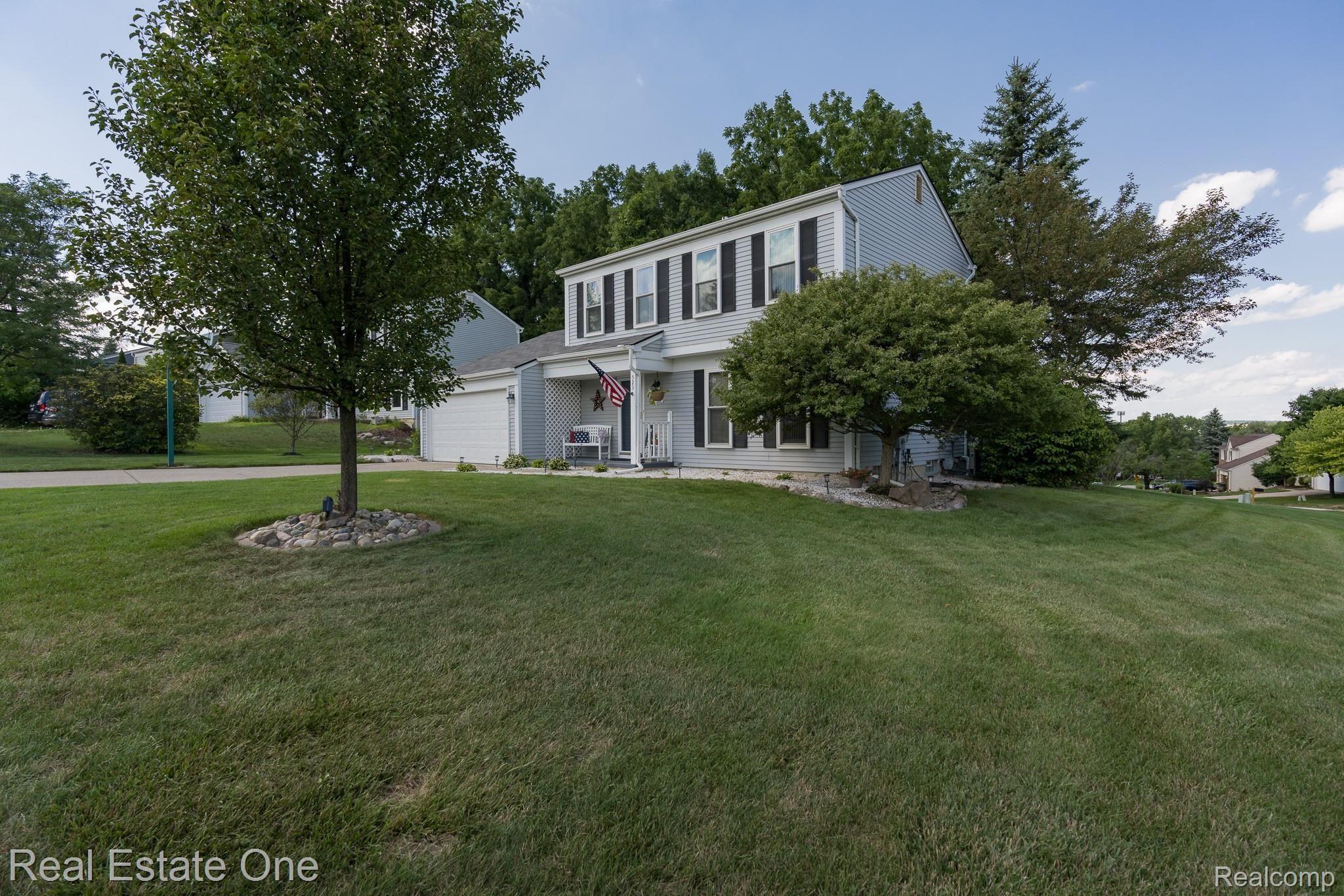 523 Whitney Drive Rochester, MI 48307 - Photo 2 of 34 Whitney MLS-W003.jpg