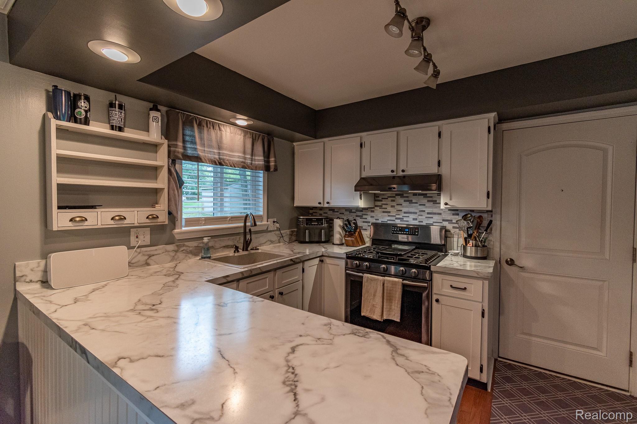 1323 Hunter Road Brighton, MI 48114 - Photo 6 of 28 HardyMediaCompany-4517.jpg