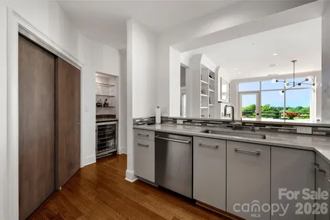 $830,000 | 400 North Church Street, Unit 616, Charlotte, NC 28202