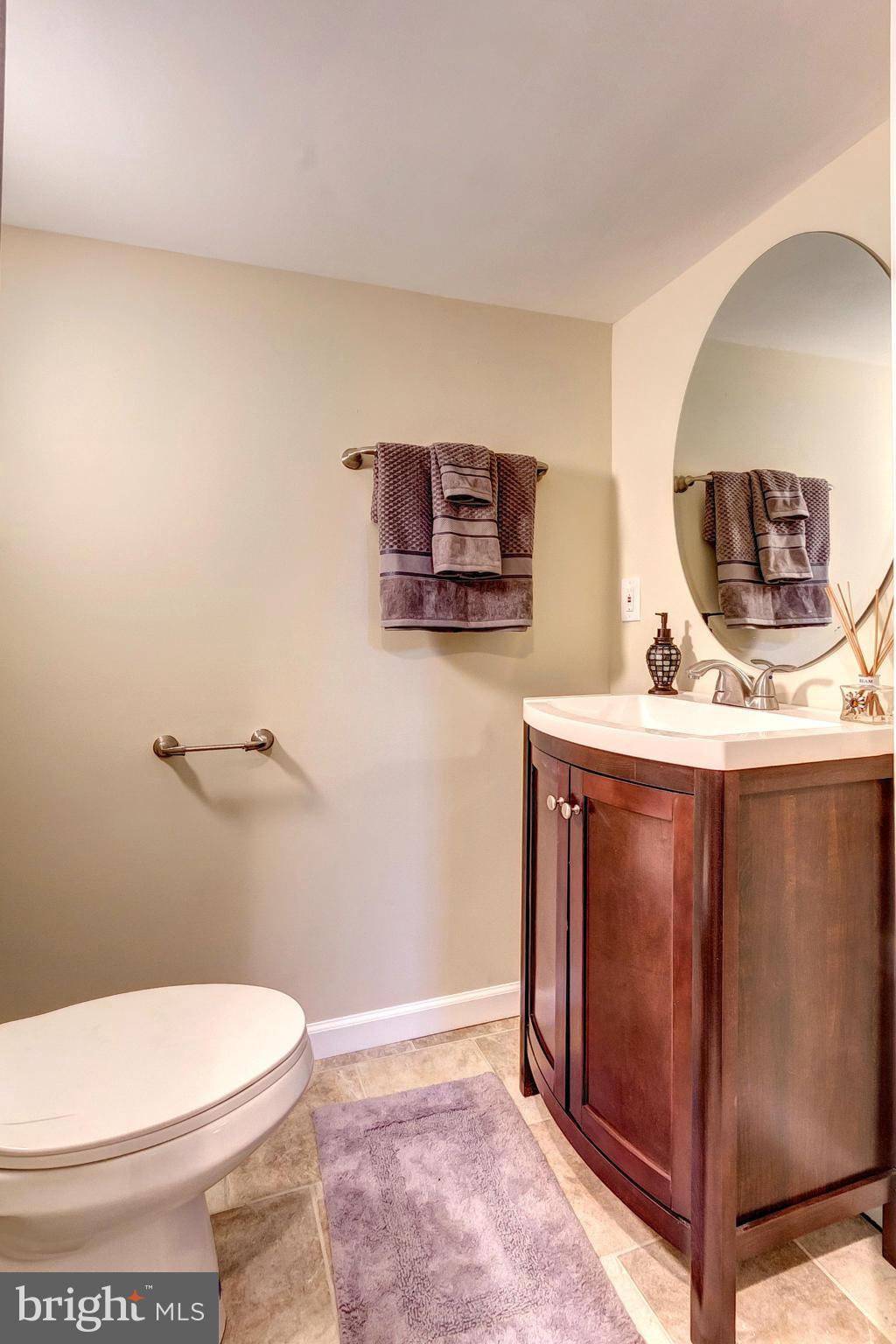 5800 Clearspring Road Baltimore, MD 21212 - Photo 27 of 30 a bathroom with a toilet a sink and mirror