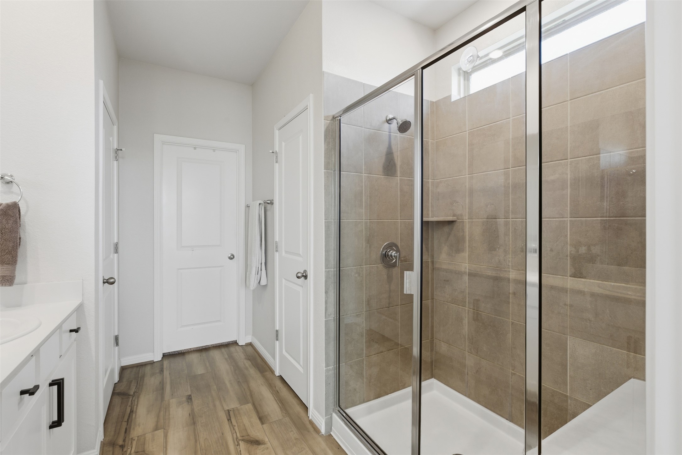 431 Dipprey Lane Georgetown, TX 78628 - Photo 22 of 39 a bathroom with a glass shower door