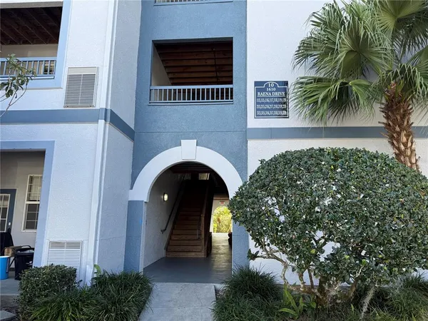a view of entryway with garden
