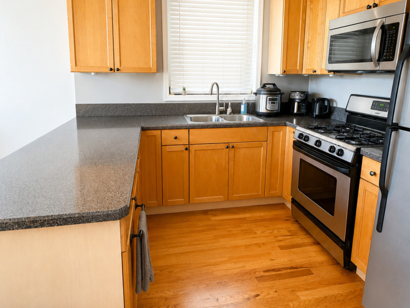 1137 West Taylor Street, Unit 4 Chicago, IL 60607 - Photo 7 of 17