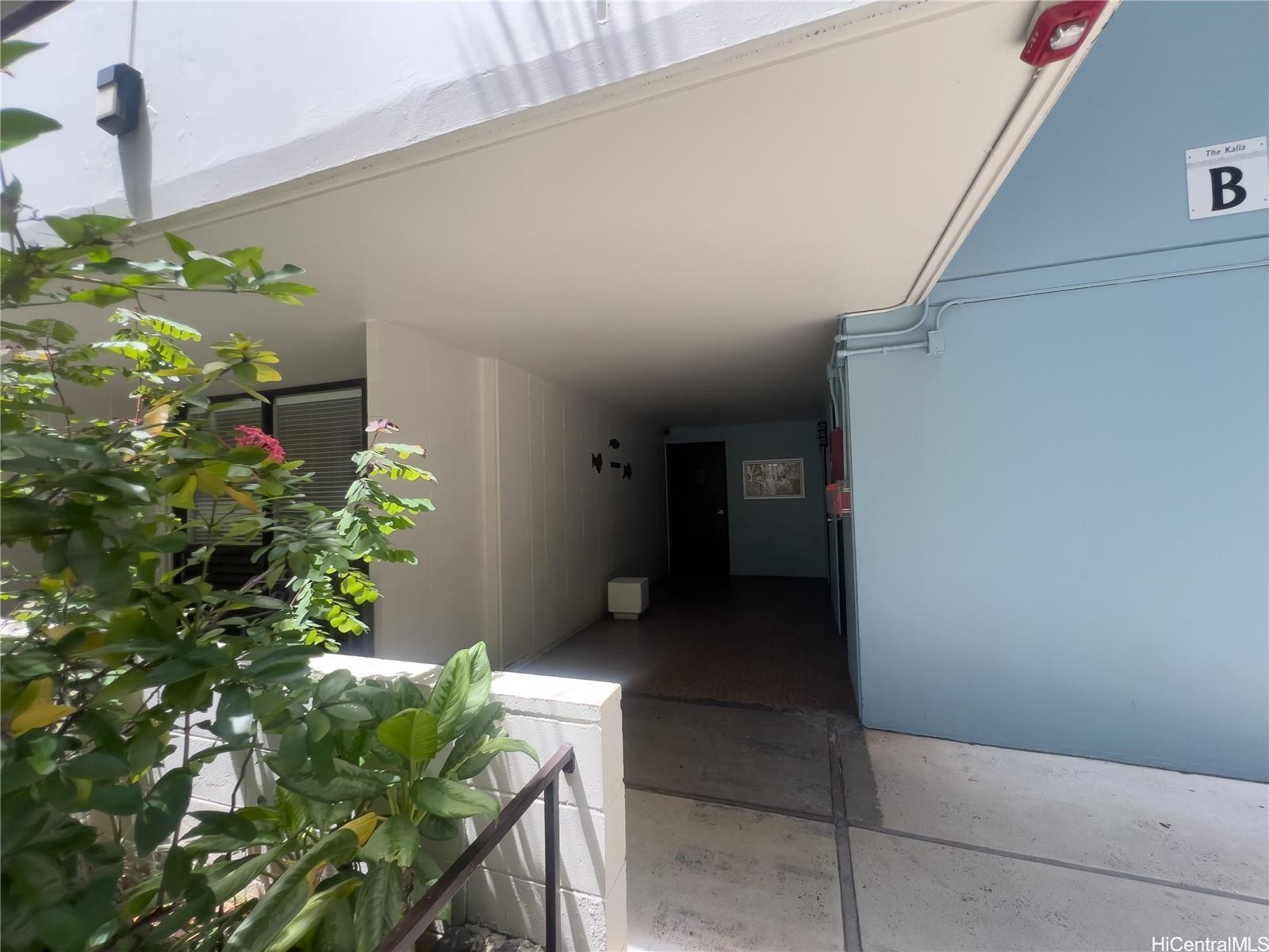 425 Ena Road, Unit 1207B Honolulu, HI 96815 - Photo 10 of 11 a view of a porch