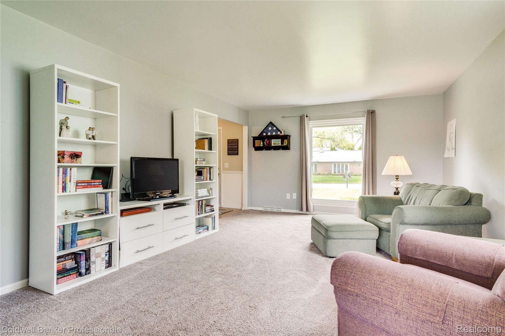 2481 Eaton Gate Road Lake Orion, MI 48360 - Photo 22 of 71 Living room