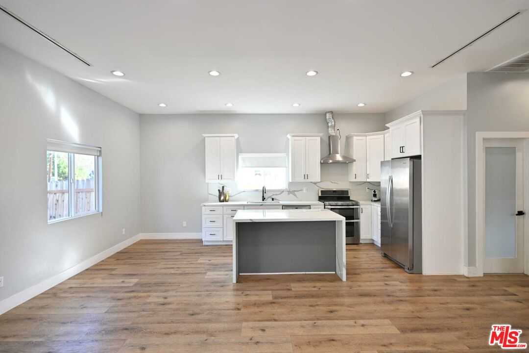 6961 Balcom Avenue Reseda, CA 91335 - Photo 7 of 23