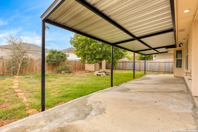 a view of a backyard