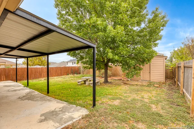 a view of a backyard