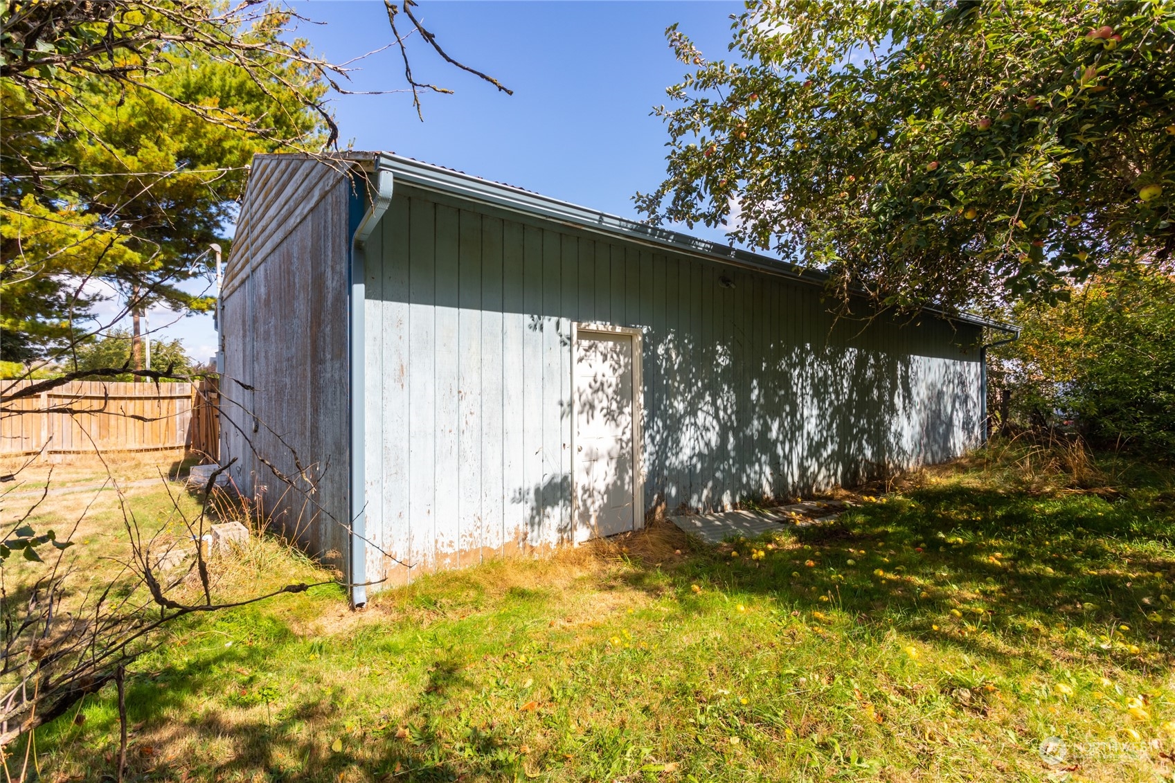 1187 West Axton Road Ferndale, WA 98248 - Photo 33 of 40 a backyard of a house