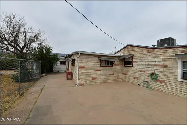 a view of a house with backyard and trees