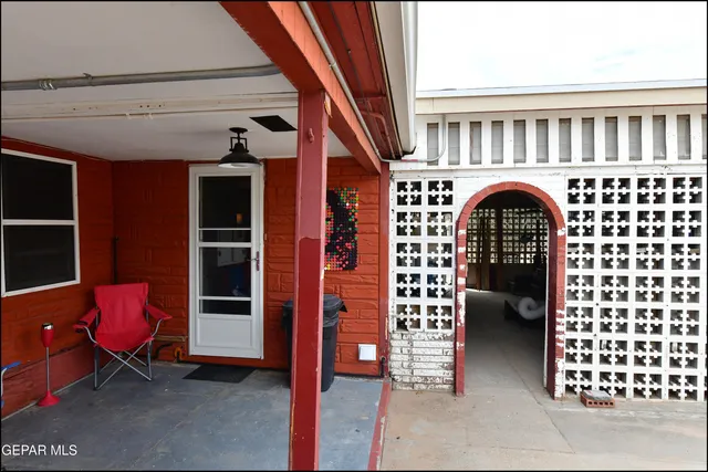 a view of livingroom with furniture