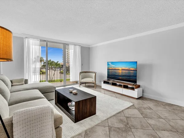 $2,250 | 1150 Hillsboro Mile, Unit 204, Hillsboro Beach, FL 33064