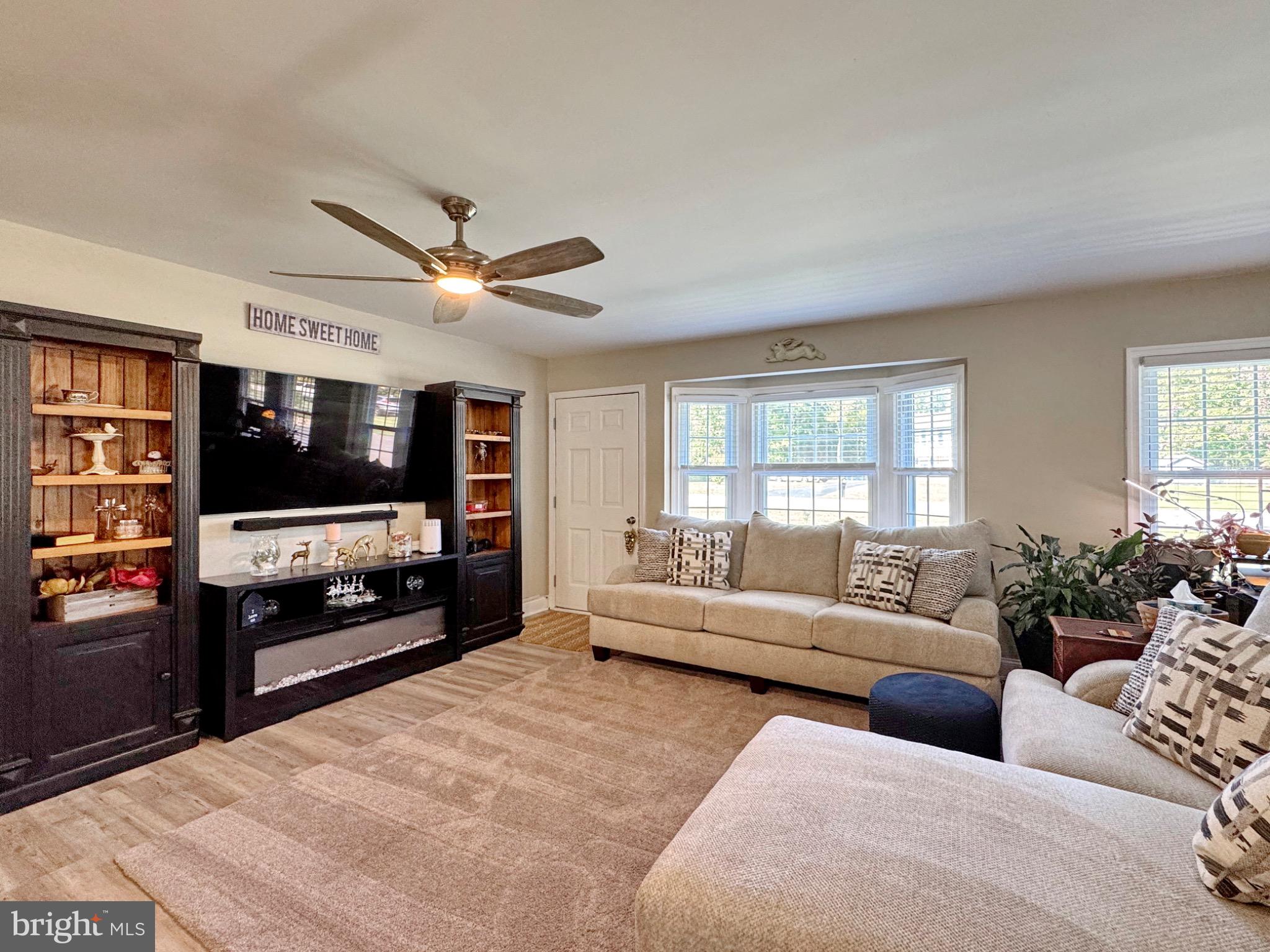 7406 Robin Road La Plata, MD 20646 - Photo 22 of 89 Inviting living space with natural light.