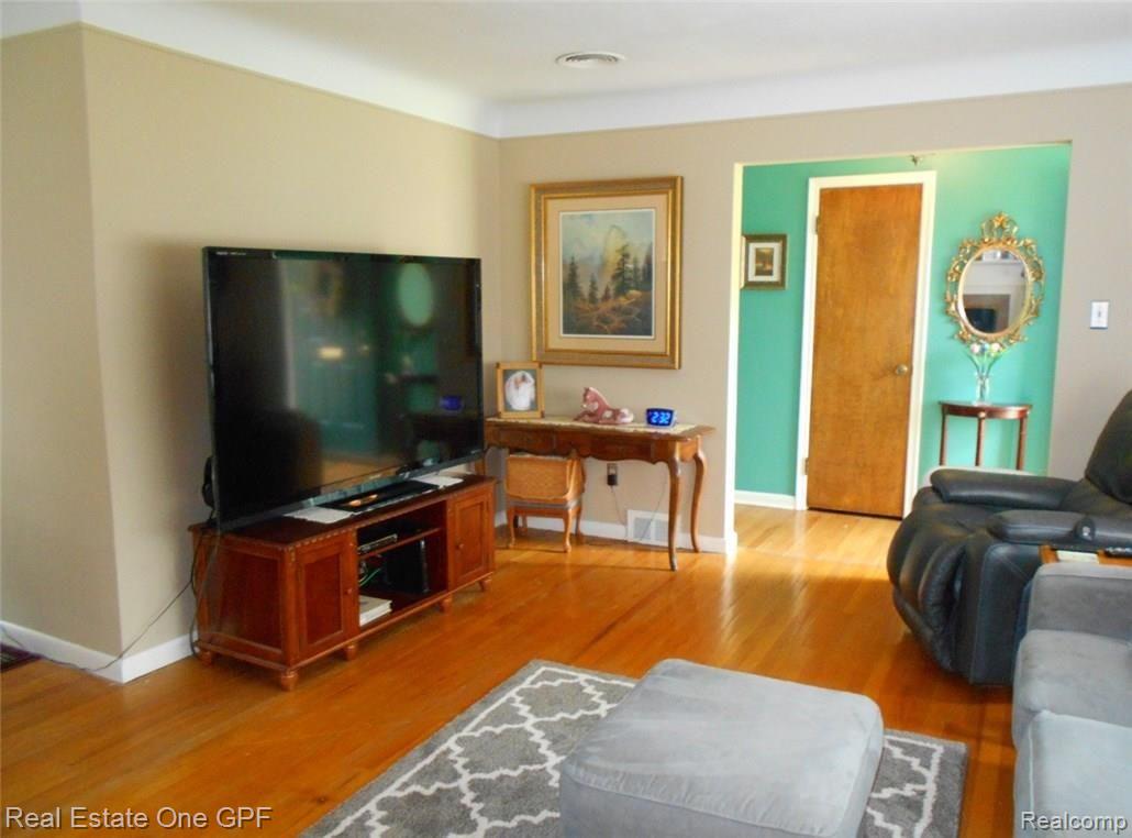643 Barrington Road Grosse Pointe, MI 48230 - Photo 5 of 30 5 DSCN2073.JPG