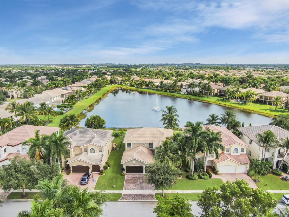 10908 Sunset Ridge Circle Boynton Beach, FL 33473 - Photo 2 of 75 Lake Front home