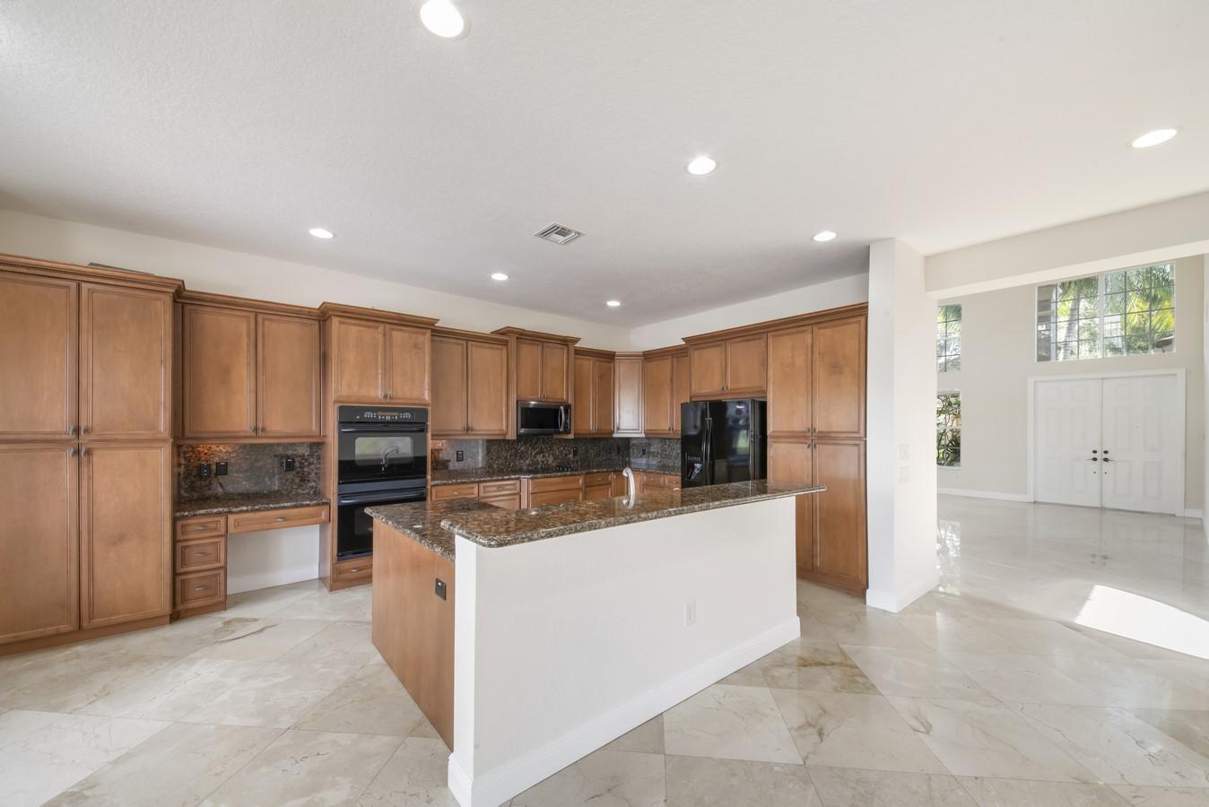 10908 Sunset Ridge Circle Boynton Beach, FL 33473 - Photo 9 of 75 Center Island