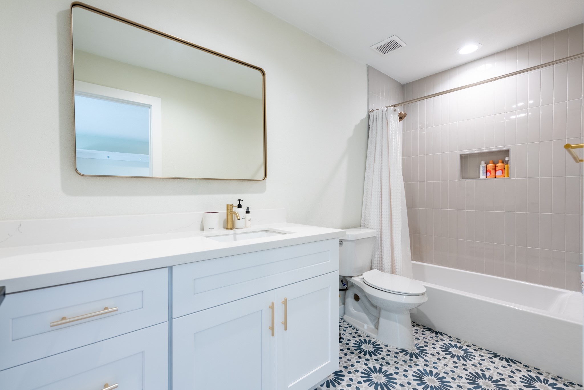 7304 Geneva Drive Austin, TX 78723 - Photo 30 of 39 a bathroom with a sink a toilet and a bathtub