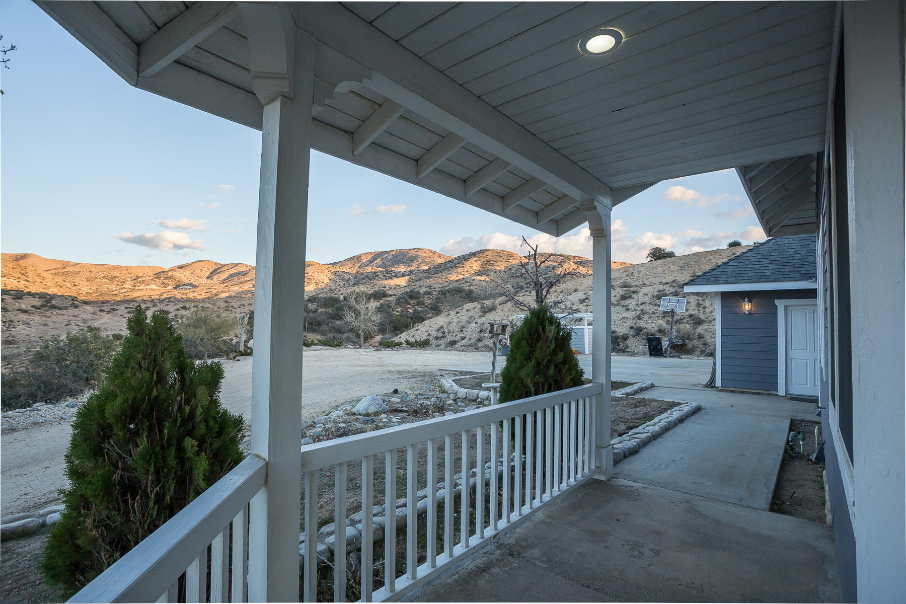 33050 Oracle Hill Road Palmdale, CA 93550 - Photo 12 of 42 front-porch-c