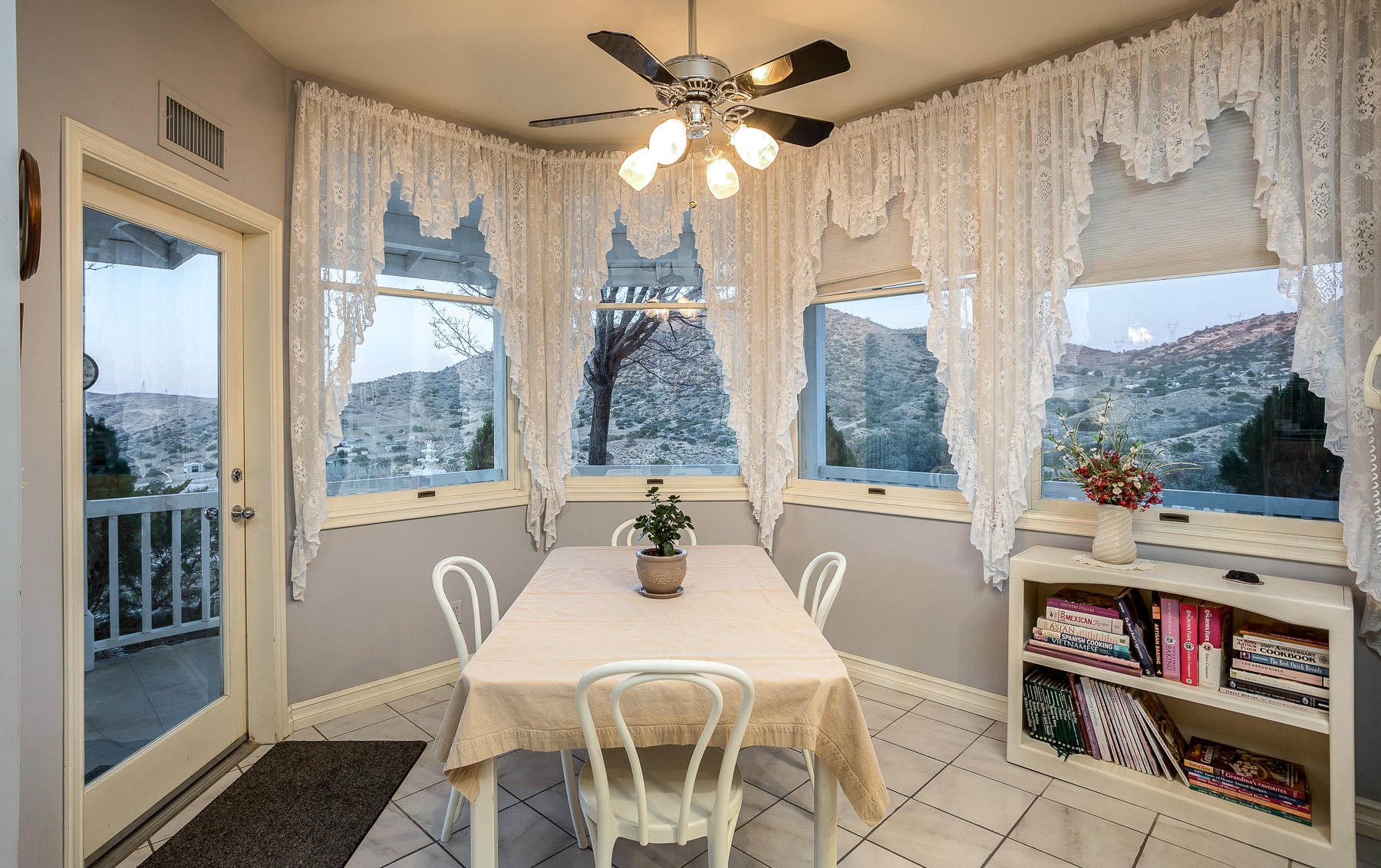 33050 Oracle Hill Road Palmdale, CA 93550 - Photo 13 of 42 breakfast-nook