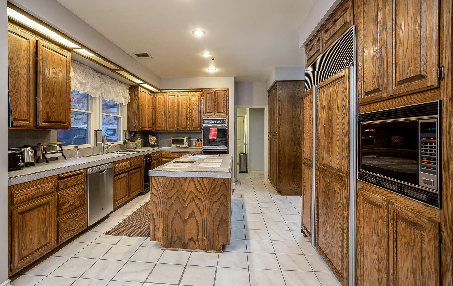33050 Oracle Hill Road Palmdale, CA 93550 - Photo 14 of 42 kitchen