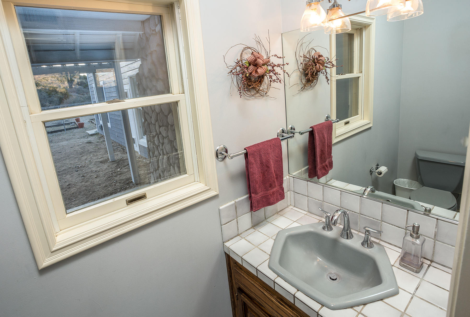 33050 Oracle Hill Road Palmdale, CA 93550 - Photo 16 of 42 half-bath