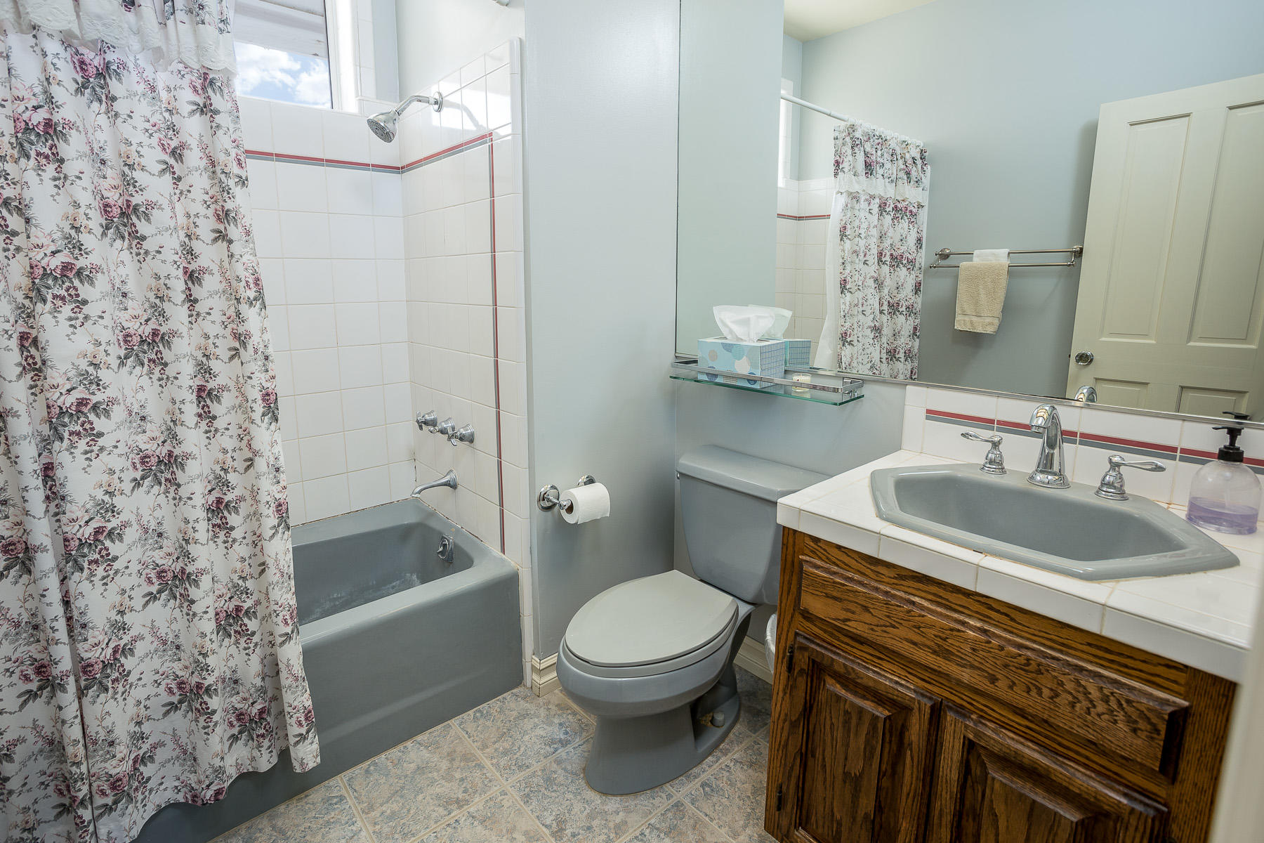 33050 Oracle Hill Road Palmdale, CA 93550 - Photo 26 of 42 upstairs-bath