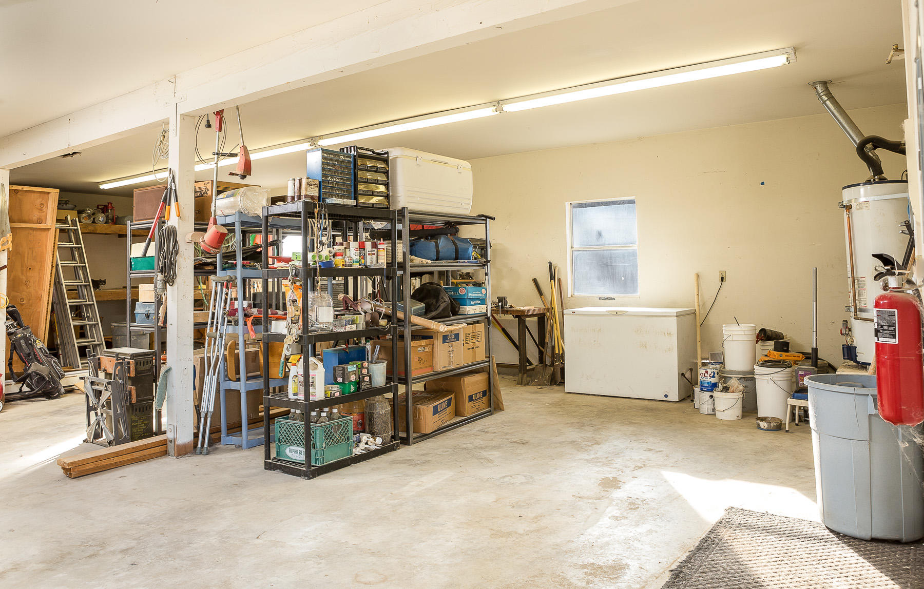 33050 Oracle Hill Road Palmdale, CA 93550 - Photo 35 of 42 garage-3
