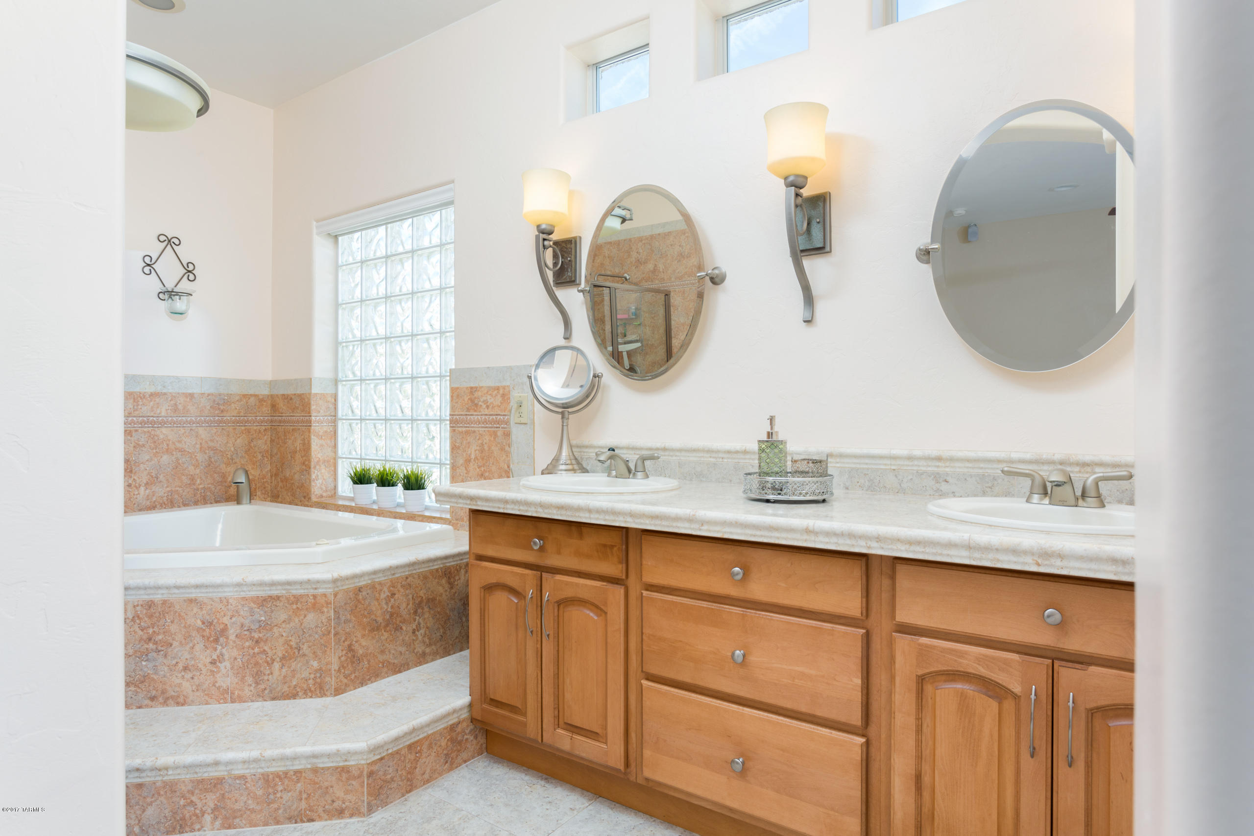 466 Tapiz Court Rio Rico, AZ 85648 - Photo 7 of 38