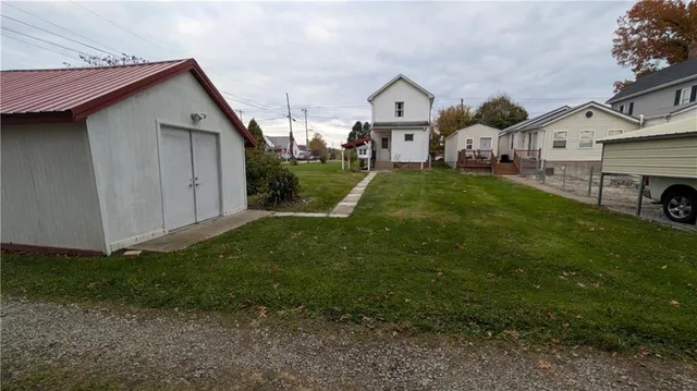 a view of front of a house with a yard