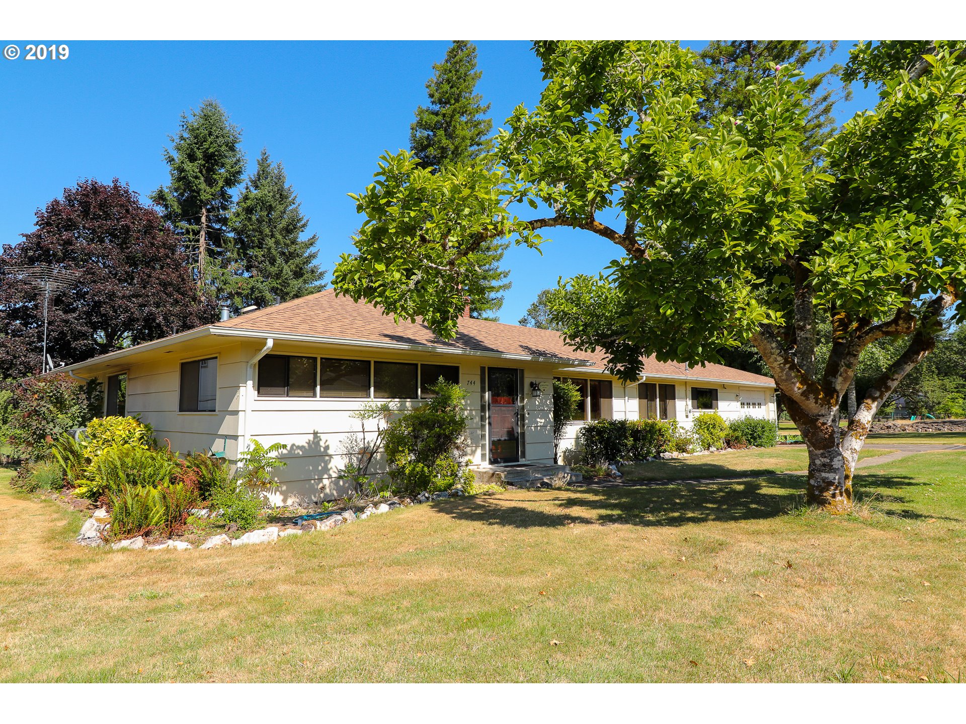 744 River Bend Road Roseburg, OR 97471 - Photo 8 of 32 Gallery Image 8