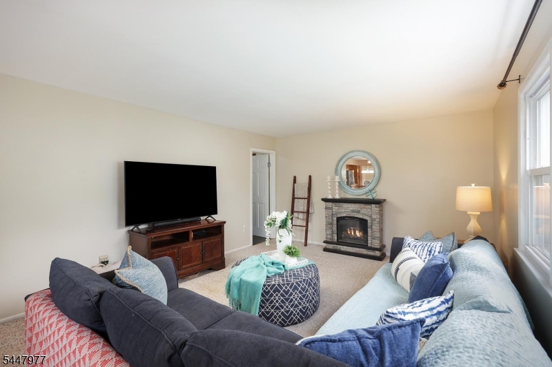 77 Rohill Road Hillsborough, NJ 08844 - Photo 20 of 39 Gallery Image 20