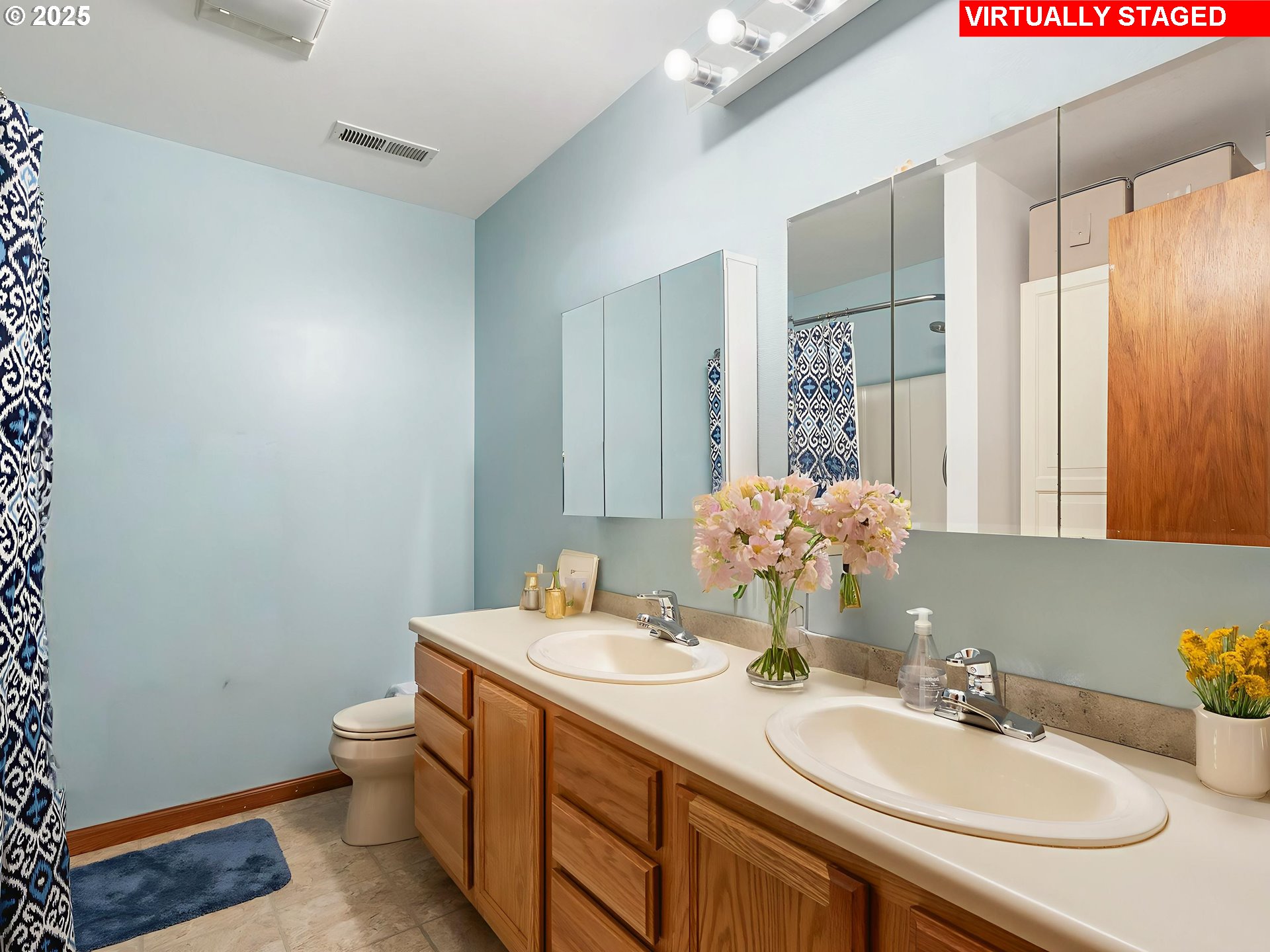19791 Northeast Sunnycrest Road Newberg, OR 97132 - Photo 12 of 40 a bathroom with 2 sink and a mirror