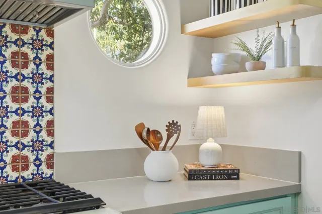 a picture of a table and chair