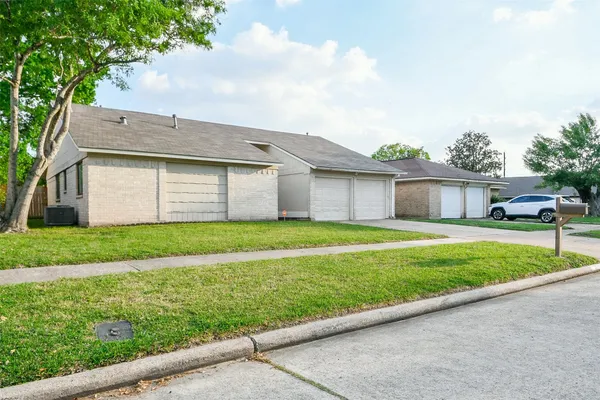 $1,950 | 5635 Greenhill Forest Drive, Houston, TX 77088