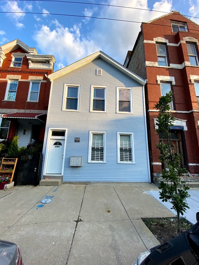 1751 West Cullerton Street, Unit 2R Chicago, IL 60608 - Photo 1 of 4 a front view of a house