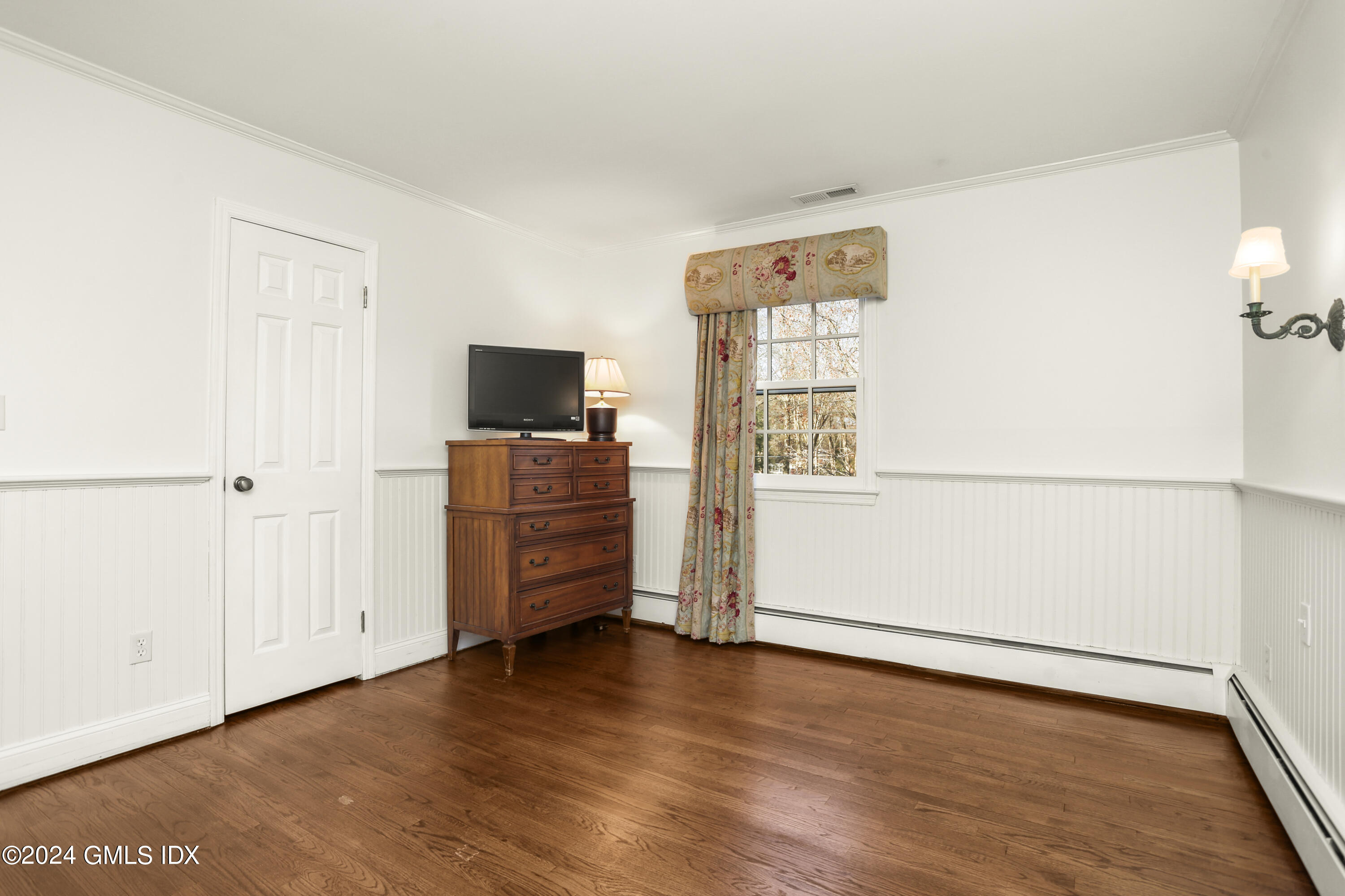 356 Haviland Road Stamford, CT 06903 - Photo 28 of 40 a view of a livingroom with wooden floor