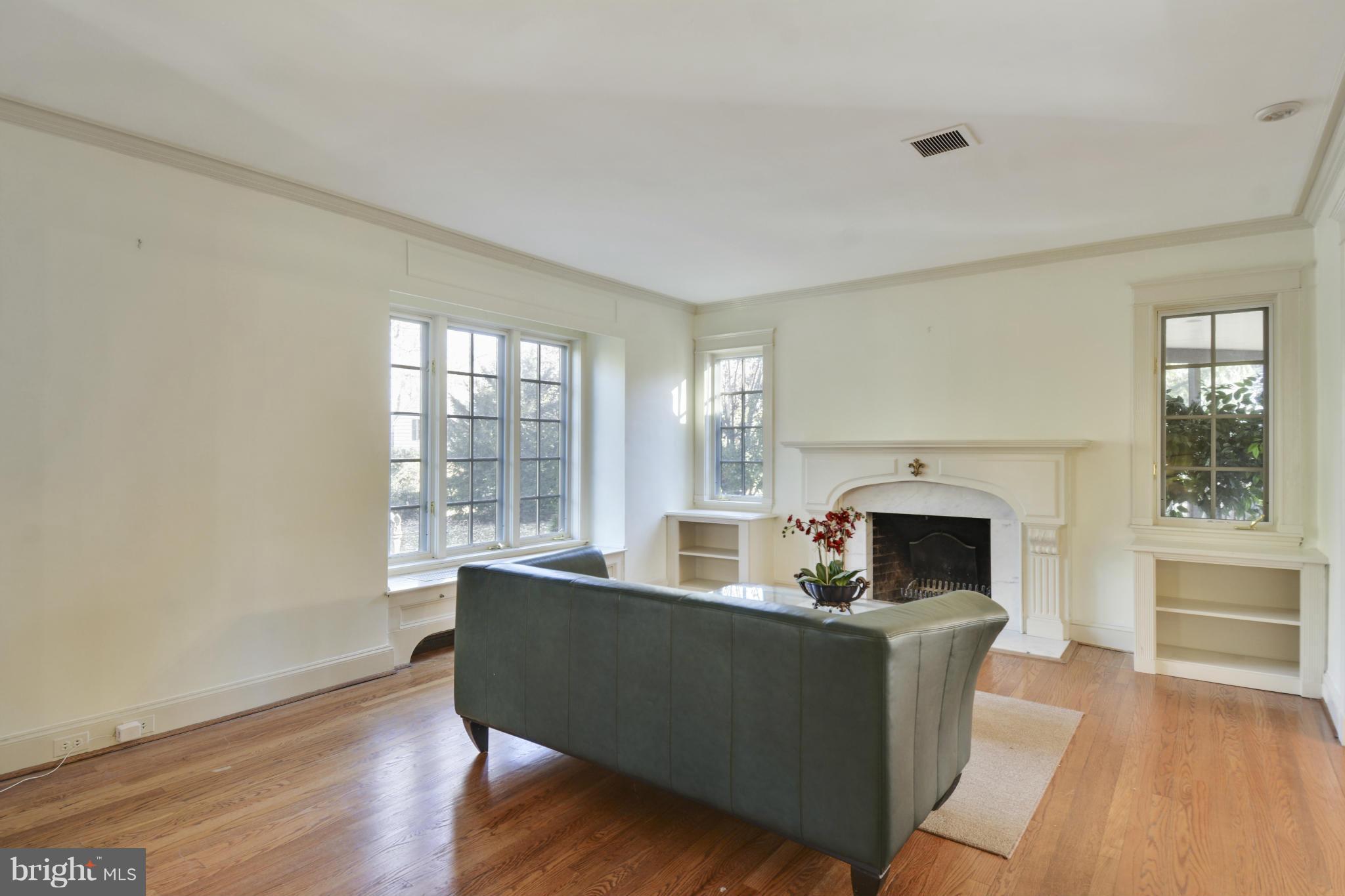 4004 Roundtop Road Baltimore, MD 21218 - Photo 8 of 29 Living Room