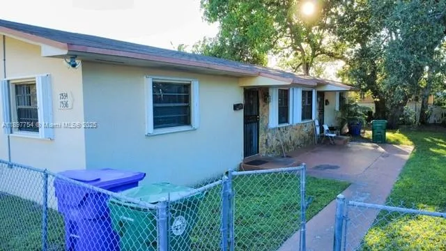 a view of a house with backyard and sitting area