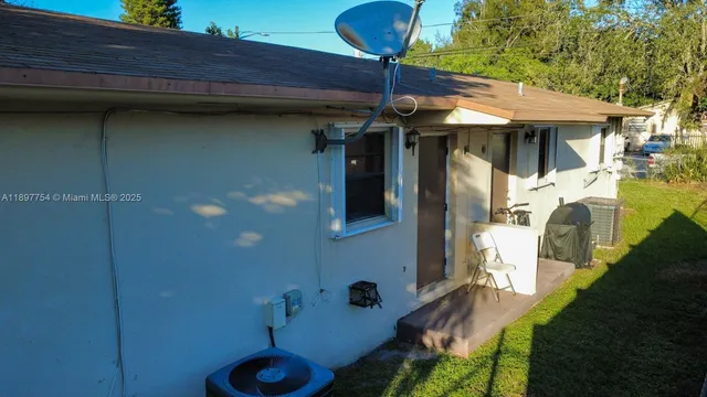 a view of a house with backyard and porch