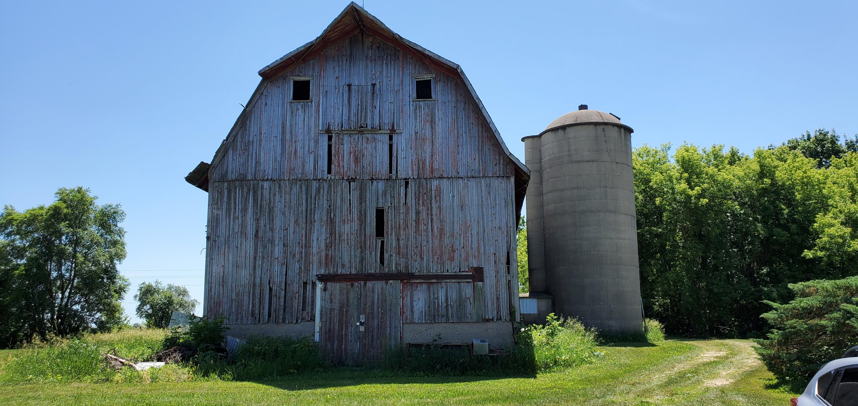 W4264 Sporleder Road Geneva, WI 53121 - Photo 22 of 29 Barn and Silo