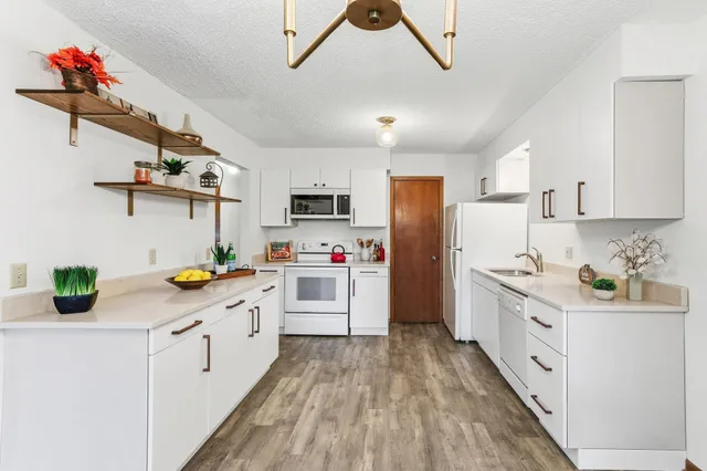 $182,500 | 1923 Fox Ridge Road, Unit B, West St. Paul, MN 55118