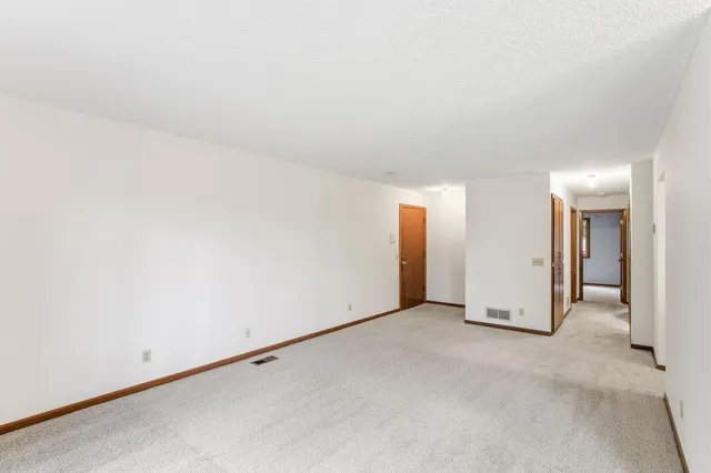 $182,500 | 1923 Fox Ridge Road, Unit B, West St. Paul, MN 55118