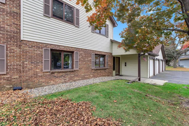 $182,500 | 1923 Fox Ridge Road, Unit B, West St. Paul, MN 55118