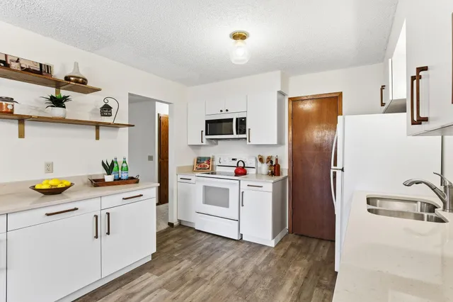 $182,500 | 1923 Fox Ridge Road, Unit B, West St. Paul, MN 55118